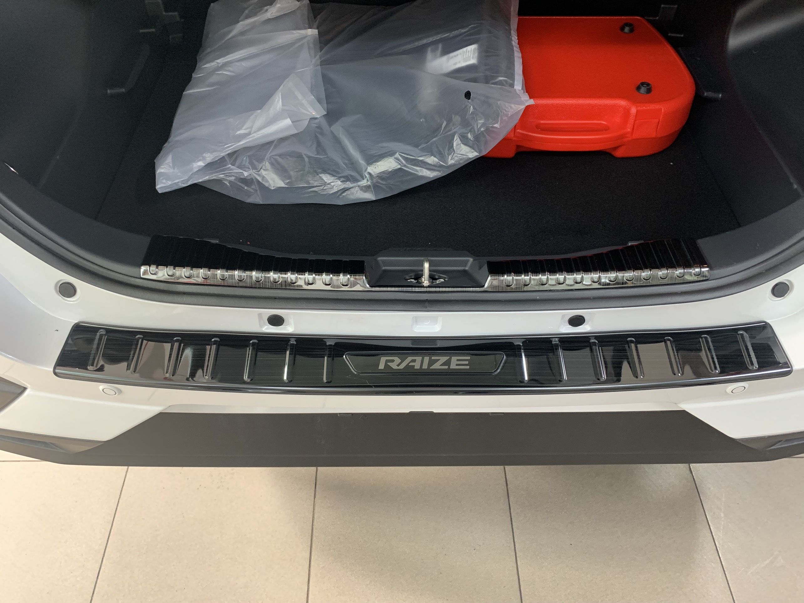 Nẹp chống trầy cốp sau ngoài Raize